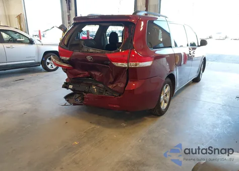 2013 Toyota Sienna Le V6 8 Passenger z USA, uszkodzony, nr VIN 5TDKK3DC6DS384409